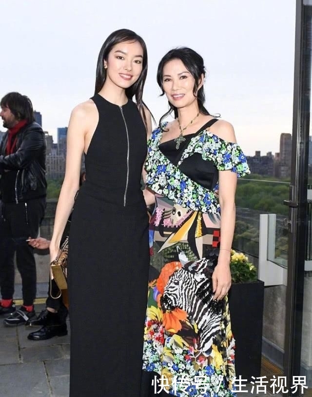 『驾驭』邓文迪又作妖?穿一袭彩色长裙扮“珊瑚精”,气质再好也驾驭不了