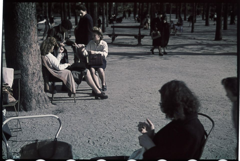 德军占领下的巴黎上色高清老照片 马照跑舞照跳 亡国痛看不到