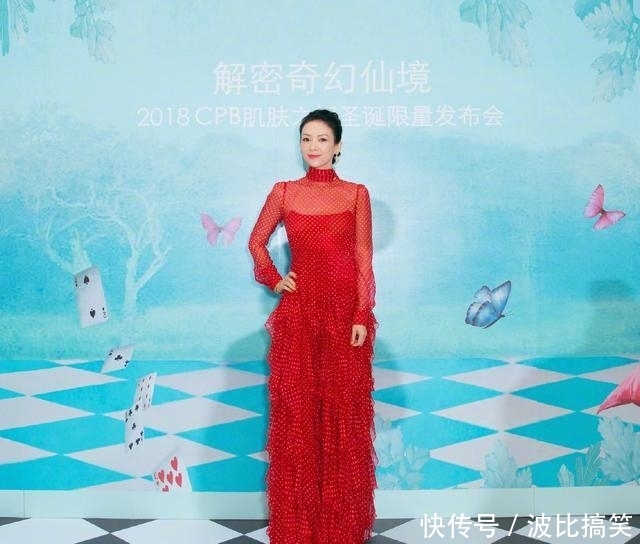 『出席活动时』被章子怡的短发惊艳到!穿金黄束腰长裙像超模,“国际范”太强了