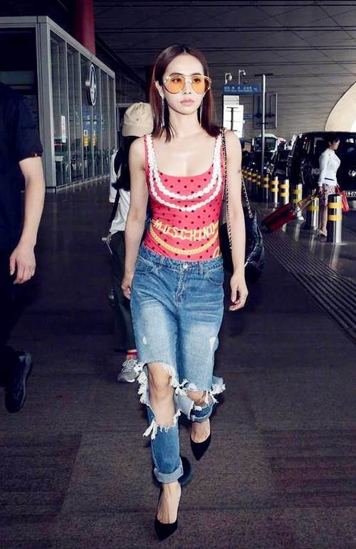 蔡依林两千多的泳衣当背心穿，网友；你舒服吗