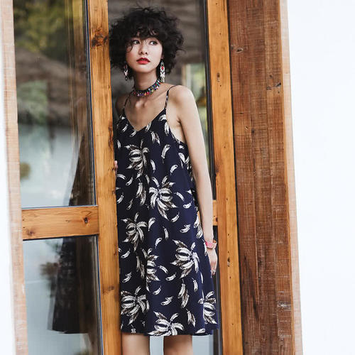 夏日穿吊带裙，性感魅力更撩人，散发浓浓的女人味儿！