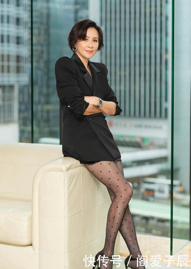 「紧身裤」刘嘉玲彻底放开了,穿紧身裤拖一半裙摆,踩10㎝细高跟长腿真惊艳