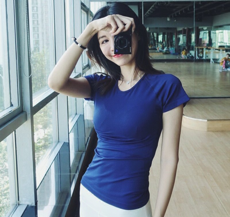 这女人胆子真大!去健身不穿运动服穿“紧身衣”，怪不得身材火辣