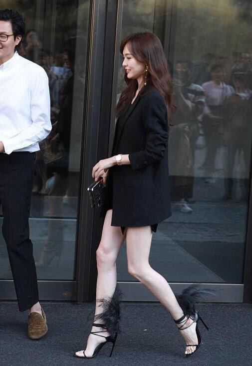 唐嫣172cm还嫌矮，恨天高10cm高跟鞋再插两根毛，显腿长