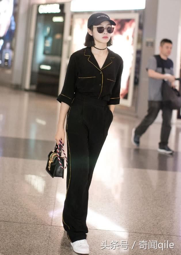 宋茜机场未修图曝光，穿短裤秀大腿，网友:就爱这种健康的大长腿