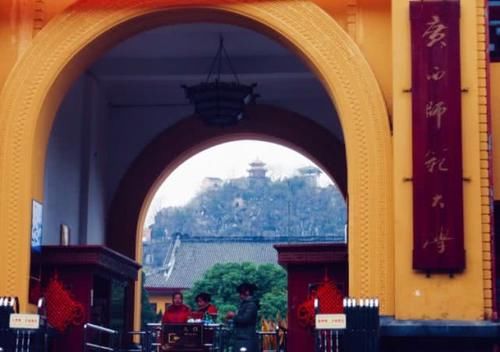 中国唯一建在5A级景区的大学,坐落于明朝王府内,进去还要买门票