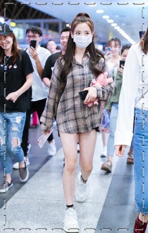 杨超越是168，戚薇也是168，同样下衣失踪，差距竟如此尴尬？