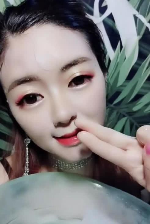 网红化浓妆浇水都没事，但卸妆后却大变样，网友：这是宝强妹妹？