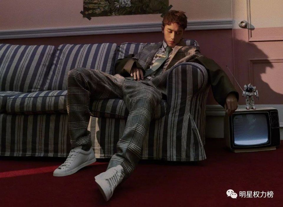 易烊千玺时尚画报优雅浪漫 杨幂演绎复古穿搭时髦爆表 许魏洲杂志