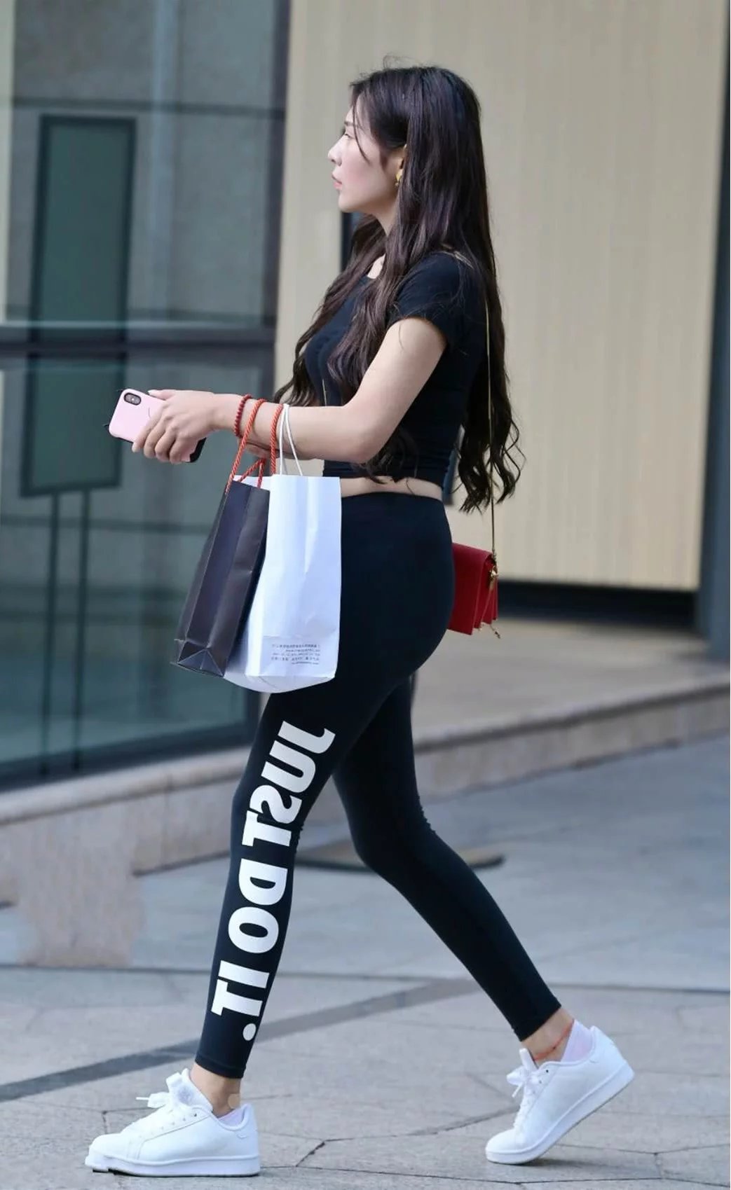 成熟大姐姐，紧身裤勾勒出凹凸曲线，走起路来摇曳 的身姿引人瞩