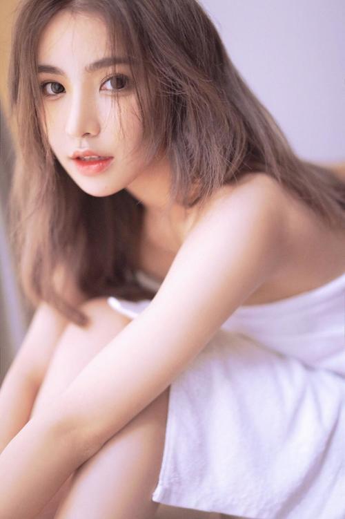 性感白衬衫精致美女,裹浴巾裸香肩上演撩人写真！