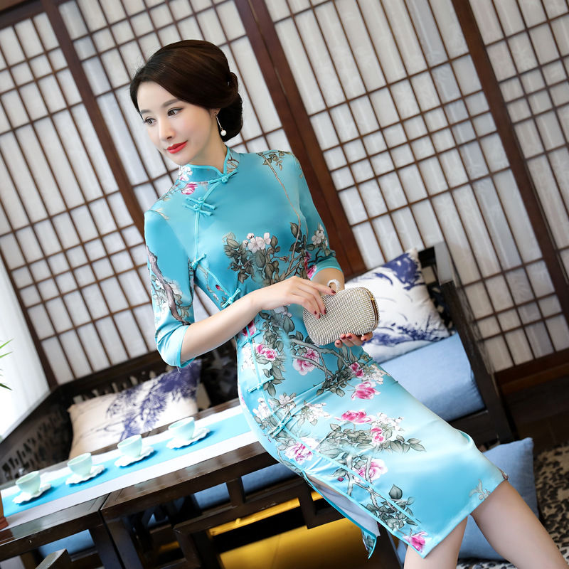 妈妈50岁了，当天她穿这高雅旗袍裙，美翻全场，美的惊艳所有人