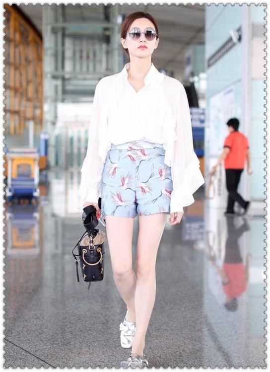 同穿白色衬衫:江疏影是满满女神范，而张俪却穿出收银员既视感!
