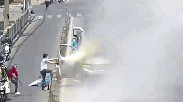 上演|上海街头面包车起火 众人上演“教科书式灭火”