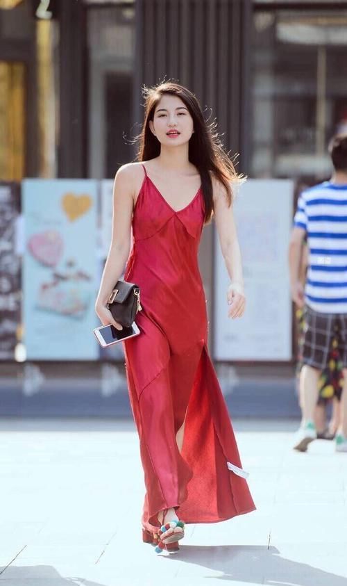 气质|高挑的颜值美女,身穿红色的吊带连衣裙很有女神气质!