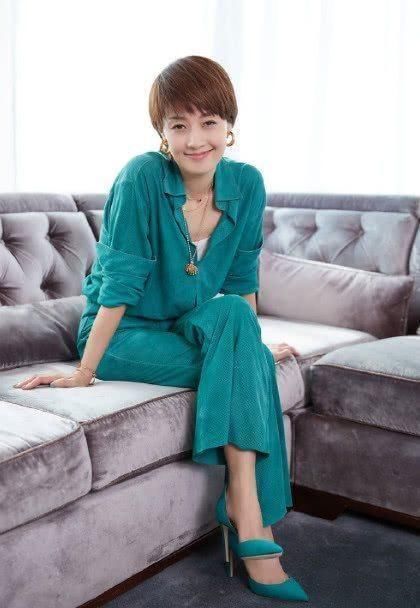 42岁的马伊琍越来越大胆了，衣服扭曲肚子突出一块，网友:太傲娇