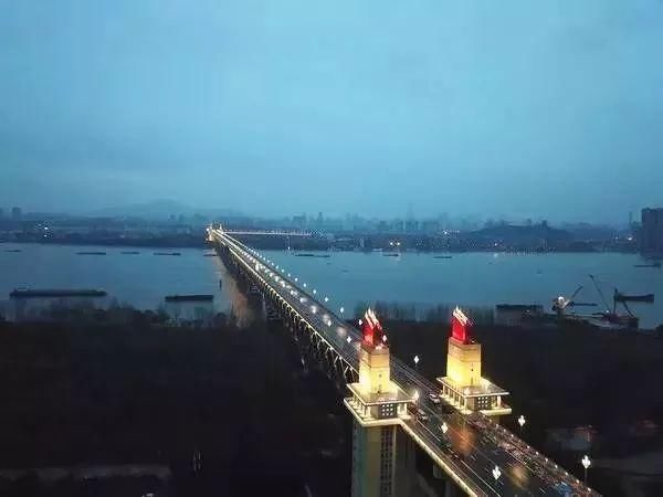 明日，长江大桥正式通车