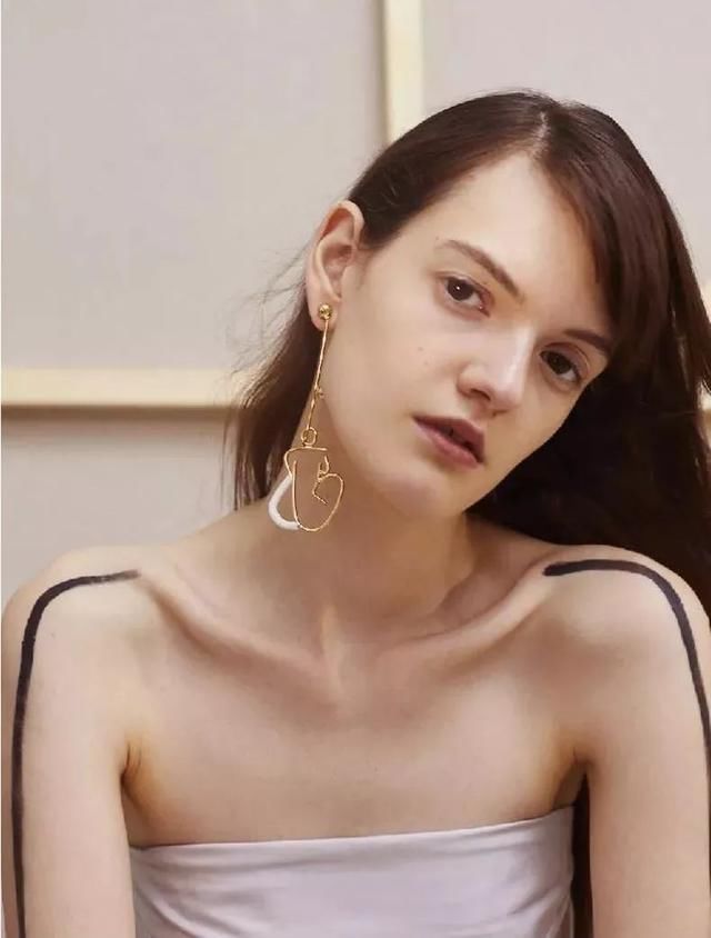 有一种“极简主义”，把女人的身体戴在耳朵上