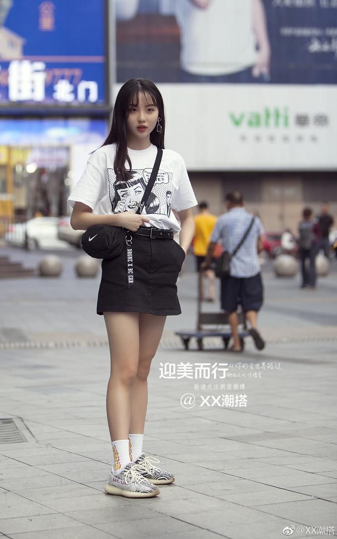 小姐姐穿着T恤配短裙秀美腿走少女风，两个膝盖引人注目