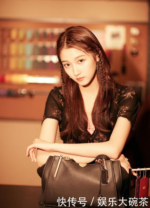 关晓彤身穿花色连衣裙亮相某活动 编发造型洋溢着少女的青春气息