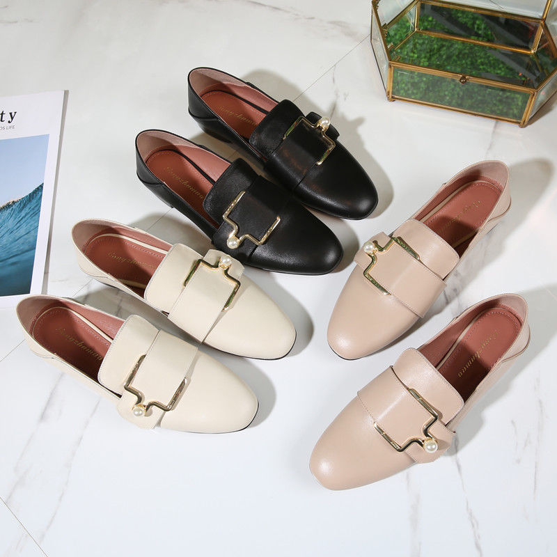 姑娘，快别连衣裙配高跟鞋了，当下流行这样穿，美翻全场