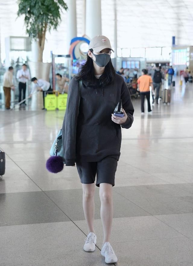 当夏日遇上时装周复古风，“爸爸裤”早已变成爱豆们的出街必备