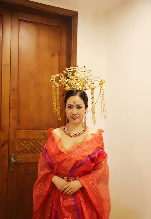 芙蓉姐近照曝光，穿黄色深V裙女人味十足，网友：这下红黄绿齐了