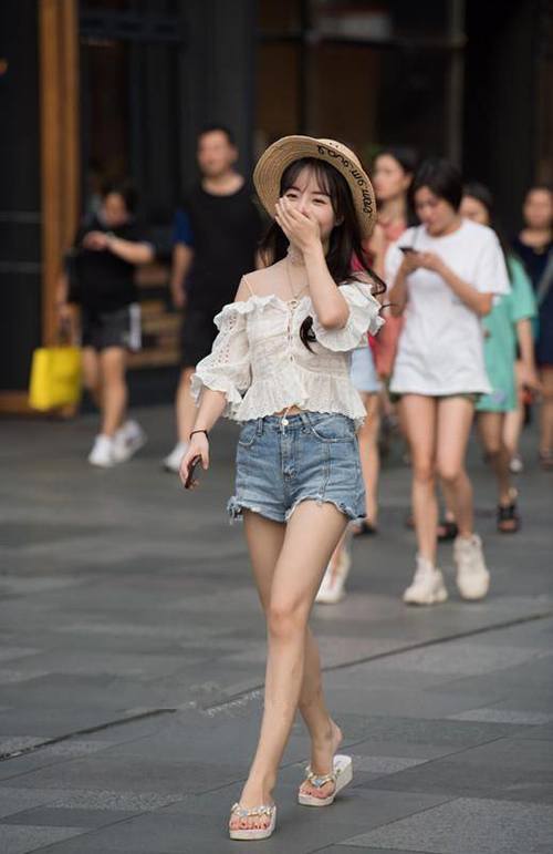 路人街拍，小姐姐长相标志身材更是一流，紧身的裁剪显得身材很好