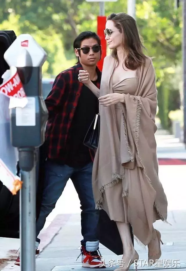 安吉丽娜-朱莉街拍时尚大气，14岁养子长的却想41岁