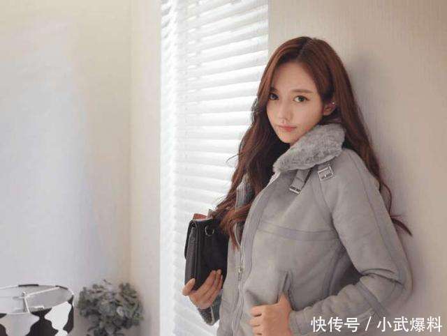 灰色修身裙黑丝袜高筒靴, 性感撩人搭配, 展现女性妙曼身姿