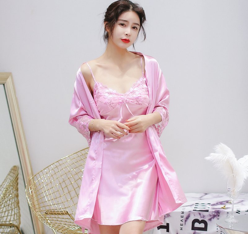 女人被内内“裹”了一天,洗完澡就别穿了,睡衣挂身简直迷死人