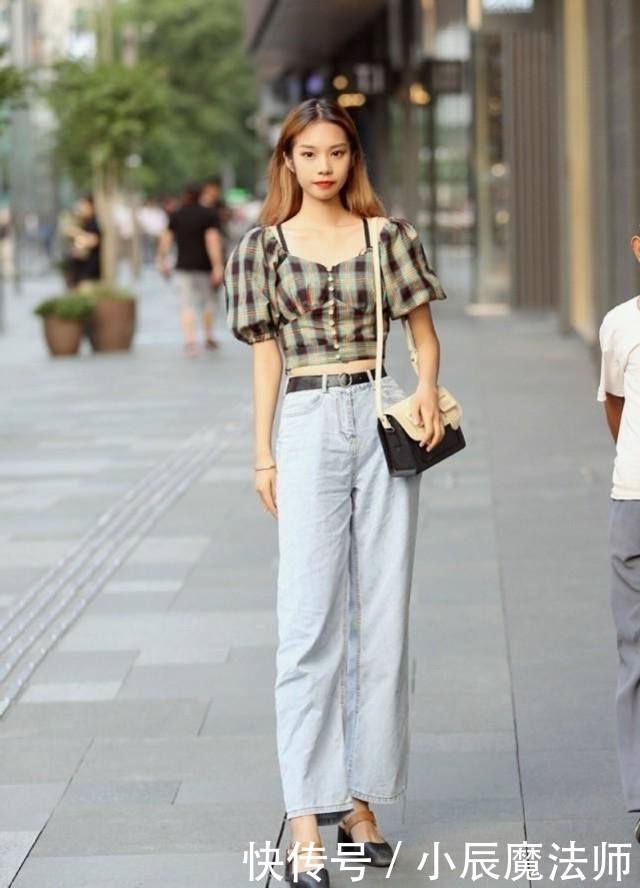 『格子』路人街拍,妹子身上穿了一件格子风格的短袖,看起来就非常的自信
