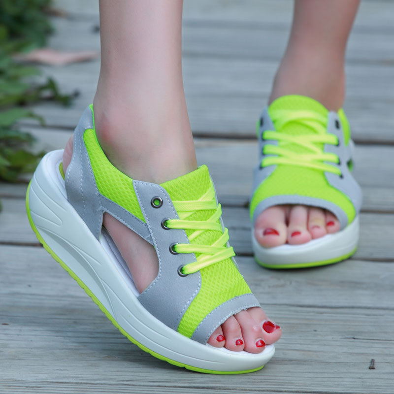 “恨天高”赶紧丢了,这些美到心碎的坡跟凉鞋,让你稳稳秀玉足