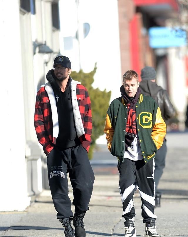 #Justin#Justin Bieber穿绿色棒球夹克惹眼,气质如高中生,青春帅气