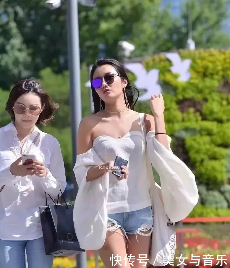 街拍，教科书式的长腿美女，说的就是她吧