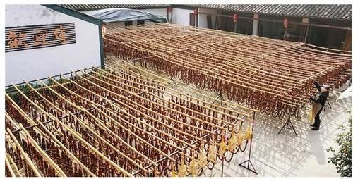 千年古镇晒腊味 闻着香味迎新年