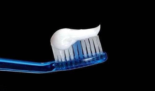 同事40岁大姐皮肤干净细腻,只用家中一小物敷脸,半月斑点皱纹消