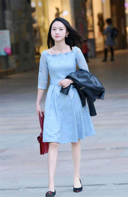  『苗条』街拍：美女身穿长裙，苗条有致，帅气十足