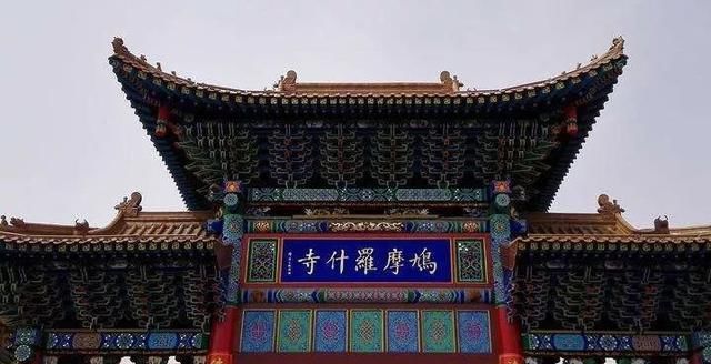 这座寺庙位于甘肃闹市，周围已翻新重建，唯有它1600年来屹立不倒