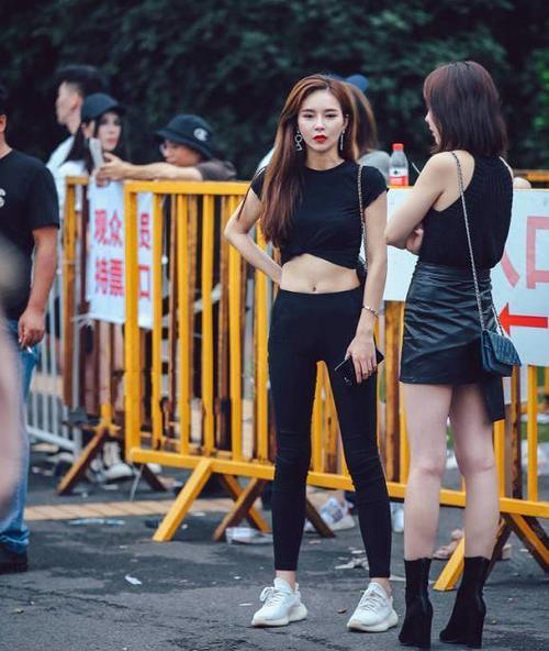 气质不凡的打底裤小姐姐,穿出曼妙身姿,身材好穿什么都迷人!