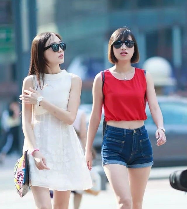 成都路人街拍好不好看我不说， 但胸前风景无限