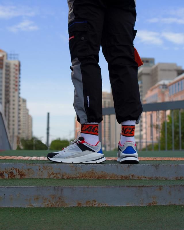 万万没想到，UA 首款老爹鞋如此惊艳！复古风纯正还有奢华用料！