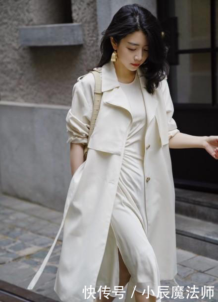小姐姐:春光拂面,三木博主白色风衣搭配丝绸裙,演绎“春日里的一抹白”