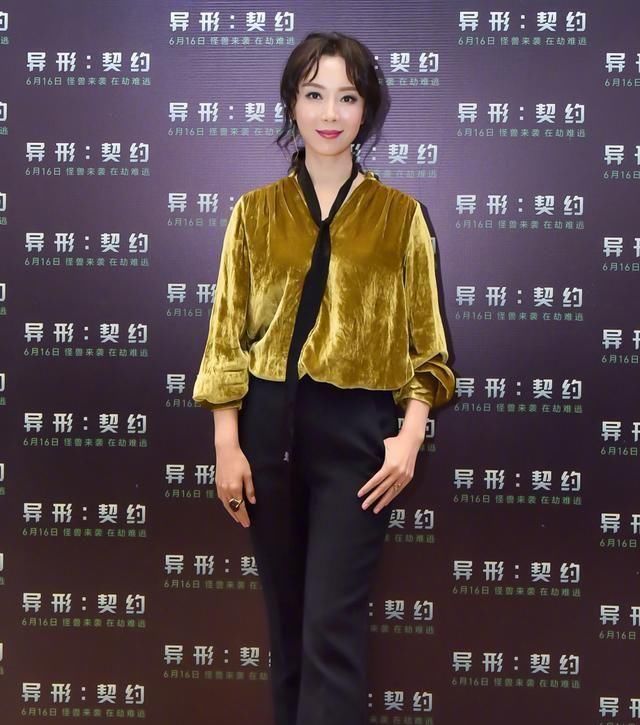  「喇叭裤」“奶奶裤”已经过时了,“伞裤”今年才最吃香,超显腿细明星都爱