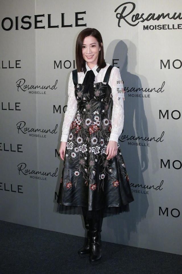 56岁关之琳和43岁佘诗曼同框亮相！相差13岁，差距一眼就看出来了