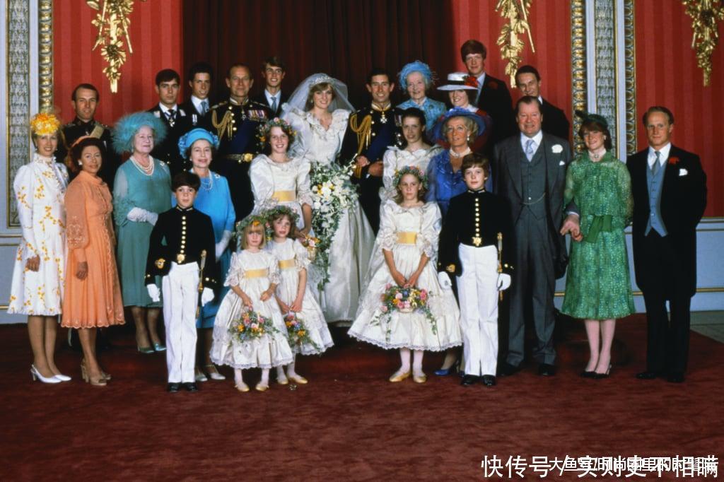 『在线』戴妃生前和英女王珍贵合影!婆媳二人穿衣在线,时尚又显优雅气质