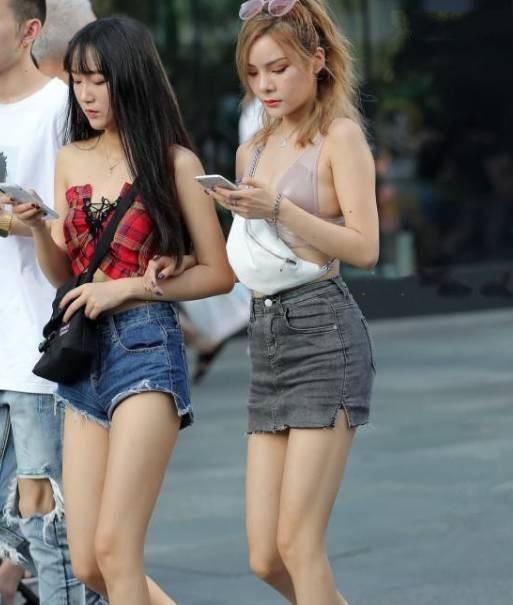 街拍:美女穿热裤露出大长腿, 身材曲线完美展现!
