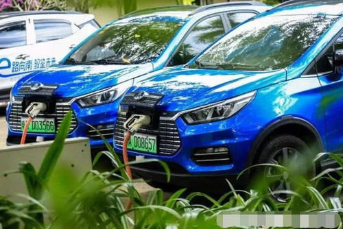  时间@燃油车禁售时间敲定，刚买国六车能开多久？车主听完想哭