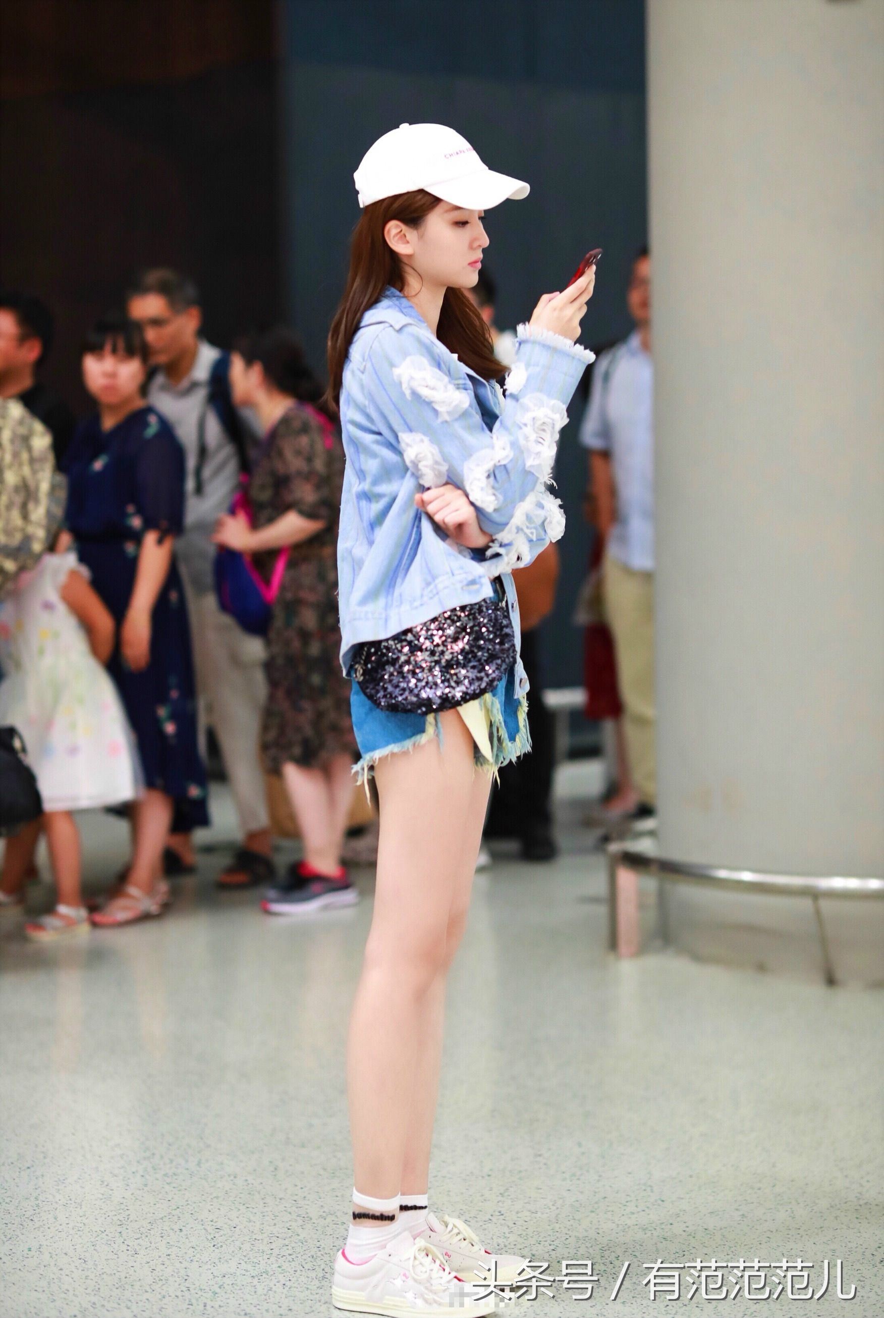 看到乔欣的短裤我沉默了,幸亏还有两块布遮住,网友:我可不敢穿