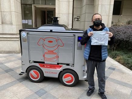  [5G无人防疫车]中国移动5G无人车家族上岗助力复工复产
